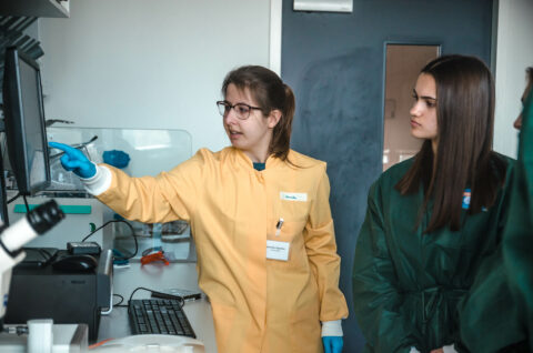 Doktorandin Veronika Sigutova erklärt die Möglichkeit der Messung elektrischer Ströme in Gehirnorganoiden, kleinen Minitaturmodellen des Gehirns, im Labor