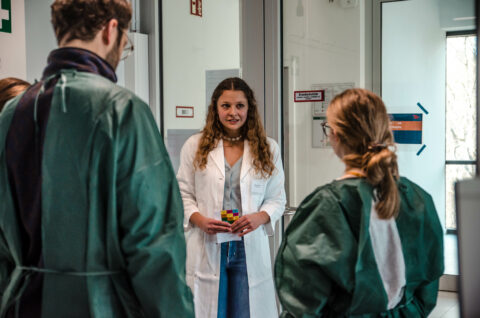 Laura Krumm, Doktorandin, führt durch die Laborräume des neuen CESAR-Gebäudes in Erlangen